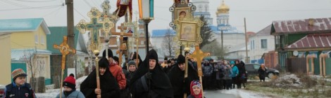 Крестный ход с чудотворным  образом Тихвинской Божией Матери.